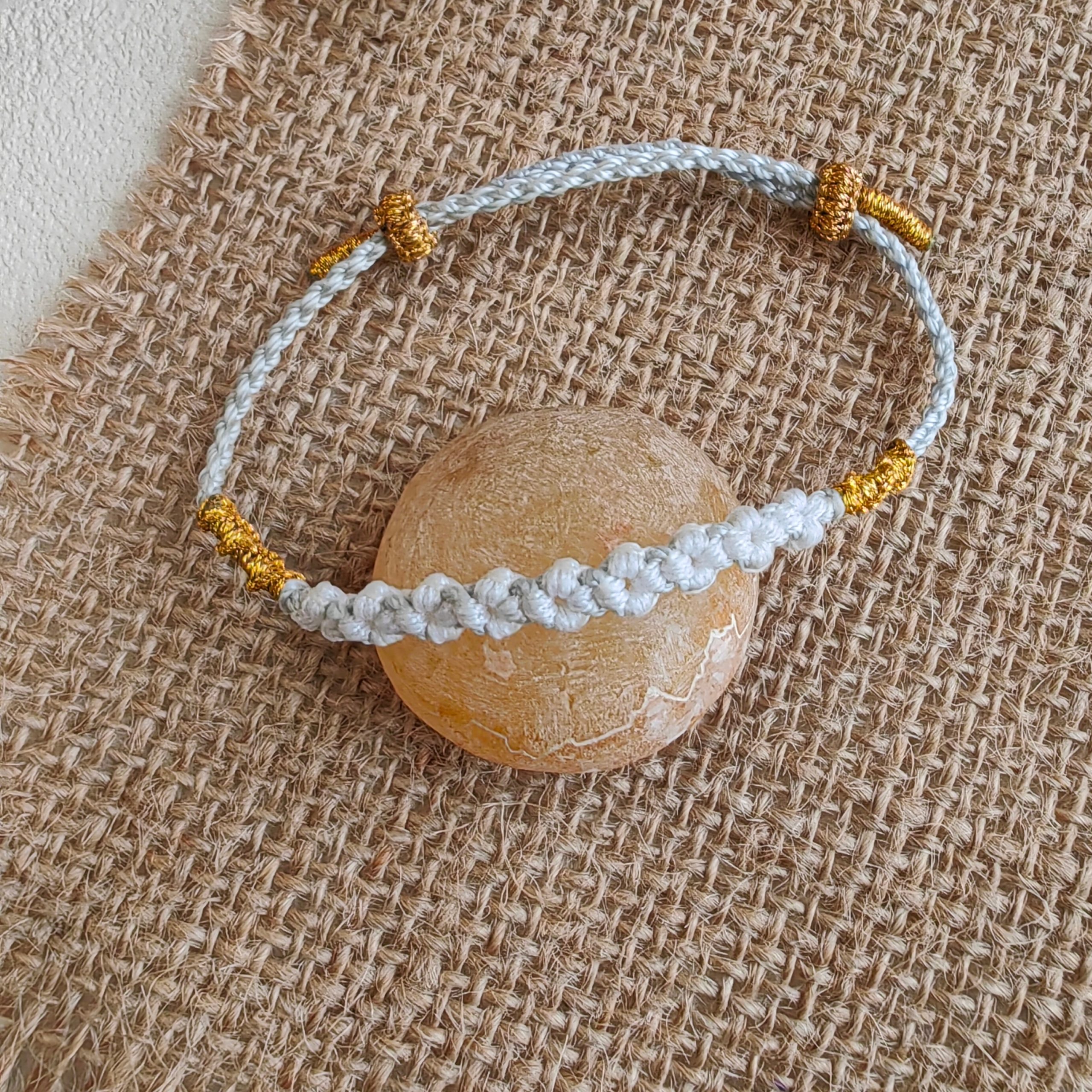 素白金缕桃花转运编绳